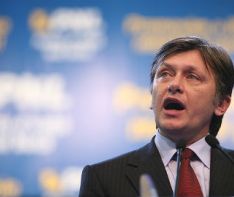 Antonescu: PDL dă târcoale PNL şi PSD, în speranţa că unul dintre aceste partide va trăda